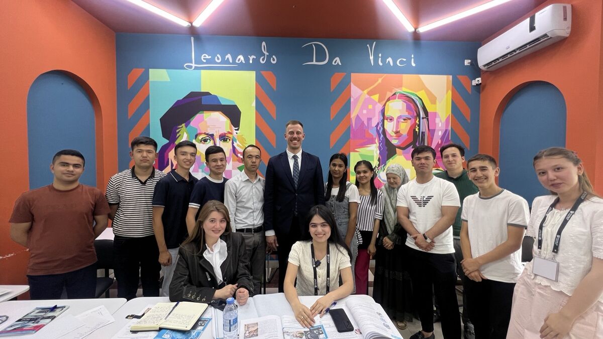 Manuel Jahnke with students of the Polyglot Language School